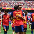Mikel Oyarzabal se abraza con Mikel Merino para celebrar su gol