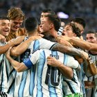 Cristian Romero celebra el tercer gol de Argentina con todos sus compañeros