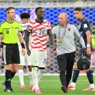 El delantero estadounidense n.º 20, Folarin Balogun, abandona el terreno de juego durante el partido de fútbol del Grupo D del Mundial de 2026 entre Estados Unidos y Paraguay, disputado en el Estadio de Los Ángeles, en Inglewood, el 12 de junio de 2026.