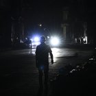 Un hombre camina por una calle oscura de La Habana, Cuba, durante el apagón general