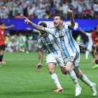 El delantero argentino Lionel Messi, número 10, celebra el segundo gol de su equipo