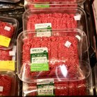 Una imagen de archivo de una bandeja de carne molida del 2024 en California
