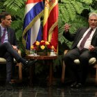 El dictador cubano Miguel Diaz-Canel (derecha) y el presidente del Gobierno español Pedro Sánchez