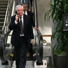 El senador estadounidense Lindsey Graham (republicano por Carolina del Sur) habla por teléfono en el Capitolio en Washington, D.C., el 4 de marzo de 2026.