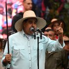 Nicolás Maduro amenazando con una espada pocas semanas antes de su captura.