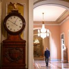 El Reloj de Ohio se ve frente a la cámara del Senado de los Estados Unidos