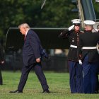El presidente estadounidense Donald Trump desciende del Marine One tras aterrizar en la Elipse, cerca de la Casa Blanca, el 15 de julio de 2026.