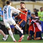 El encontronazo entre el mediocampo argentino Leandro Paredes y el defensor español Eric García, después del pitazo final.