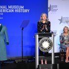 Anthea Hartig dando un discurso en 2023. De fondo, la ex primera dama Jill Biden.