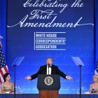 El presidente de Estados Unidos, Donald Trump, habla durante la cena de la Asociación de Corresponsales de la Casa Blanca