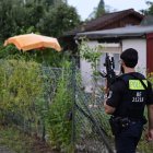 Un agente de policía armado con un arma automática camina por un complejo de huertos urbanos en el barrio de Spandau, al oeste de Berlín, el 26 de julio de 2026, en una zona ajardinada cercana al lugar donde el principal sospechoso del ataque mortal de la noche anterior, ocurrido cerca del desfile del Orgullo de Berlín, fue abatido a tiros. La policía alemana buscó el 26 de julio de 2026 a un sospechoso que se cree que está vinculado a círculos islamistas después de que un coche arrollara a una multitud cerca de las celebraciones del Orgullo Gay de Berlín, matando a una persona e hiriendo a otras 29. El incidente truncó lo que había sido un día de celebración para los cientos de miles de asistentes al Christopher Street Day, uno de los eventos del Orgullo más grandes de Europa, y provocó que los asistentes huyeran de un parque del centro de Berlín mientras las sirenas resonaban en la noche.
*** Translated with www.DeepL.com/Translator (free version) ***