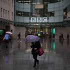 Personas pasando frente al edificio de la BBC en EEUU (Archivo)