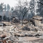 Los escombros de una vivienda residencial calcinada siguen ardiendo lentamente en el barrio de Balboa, en Spokane (Washington), el 2 de agosto de 2026. Los incendios, que avanzaron a gran velocidad, dejaron un rastro de destrucción el domingo en la ciudad de Spokane, situada en el noroeste de Estados Unidos, y las autoridades informaron de que cientos de edificios quedaron reducidos a cenizas.