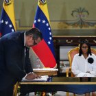 El presidente de Chevron Venezuela, Mariano Vela, firma un documento junto a la presidenta del régimen interino de Venezuela, Delcy Rodríguez, el 13 de abril de 2026.