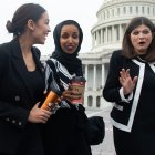 Alexandria Ocasio-Cortez (I), Ilhan Omar (C) y la representante de EEUU Haley Stevens