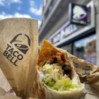 En una sucursal de Taco Bell se puede ver el logotipo de la cadena y un burrito