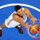 El turco Enes Kanter anota durante el partido de la segunda jornada de la fase de clasificación del grupo E entre Turquía y Francia, disputado en el EuroBasket 2011 en Vilna el 7 de septiembre de 2011. FOTO DE AFP/JOE KLAMAR