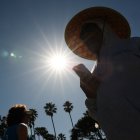 Una persona intenta cubrirse del sol en California
