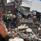 Rescatistas buscan supervivientes en un edificio derrumbado tras el terremoto en Pereira, Colombia