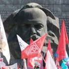Participantes en un acto organizado por la Confederación Sindical Alemana (DGB) se reúnen en el Monumento a Karl Marx