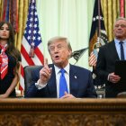 Donald Trump habla tras firmar una orden ejecutiva que exige más investigación y flexibilidad en materia de vacunas, este 10 de agosto.