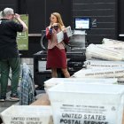 Los funcionarios electorales de Milwaukee procesan y cuentan las papeletas de voto en Milwaukee, Wisconsin