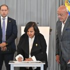 Dinorah Figuera y Jorge Rodríguez en el momento de la firma de los acuerdos alcanzados este 12 de agosto.