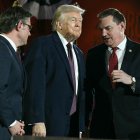 Mike Johnson, Donald Trump y Richard Hudson/ Jim Watson