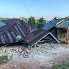Se observan casas dañadas tras un terremoto de magnitud 7.7 en Ruteng, Manggarai, Nusa Tenggara Oriental, el 15 de agosto de 2026.