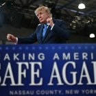 El presidente Donald Trump tras un discurso en Garden City, Nueva York, este 14 de agosto.