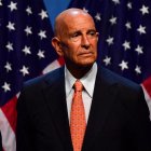 El embajador de Estados Unidos en Turquía, Tom Barrack, acompaña al presidente estadounidense Donald Trump