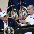 El gobernador Greg Abbott junto al presidente Donald Trump, en julio de 2025.