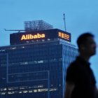 Un anuncio publicitario exterior de Alibaba en Hong Kong (Archivo)