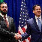 Marco Rubio (derecha), se reúne con el presidente sirio Ahmed al-Sharaa