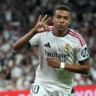 Kylian Mbappé celebra su hat-trick este miércoles en el Bernabéu.