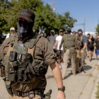 Agentes del ICE se enfrentan a manifestantes después de que dañaran un vehículo mientras intentaban detener a una persona en Chicago, el 24 de agosto de 2026.