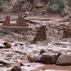 Esta imagen difundida por el Servicio de Parques Nacionales del Gran Cañón a través de X (antes Twitter) el 30 de agosto de 2026 muestra los restos de los pilares de un puente de piedra a lo largo del arroyo Bright Angel, tras una crecida repentina que destruyó la pasarela el 29 de agosto. Según el Servicio de Parques Nacionales, podría haber más de 20 personas desaparecidas tras la crecida repentina en el Parque Nacional del Gran Cañón. Las inundaciones azotaron el sábado el cañón Bright Angel y la zona de Phantom Ranch, según informó el servicio, que añadió que estaba colaborando con las autoridades de Arizona para evacuar a la población y localizar a las personas que se encontraban en la zona afectada.