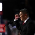 Hung Cao, gesticula mientras habla durante el segundo día de la Convención Nacional Republicana de 2024
