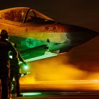 Marineros estadounidenses dan señales a un F-35C Lightning II, adscrito al Escuadrón de Cazas de Ataque (VFA) 147, en la cubierta de vuelo del portaaviones de la clase Nimitz USS George Washington (CVN 73), el 28 de agosto de 2026. El George Washington se encuentra desplegado en la zona de operaciones de la 5.ª Flota de EE. UU. para contribuir a la seguridad y la estabilidad marítimas en Oriente Medio.