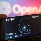 Un internauta usa su teléfono móvil para ver el logotipo de GPT-6 Astra y usa su computadora para ver el logotipo de OpenAI