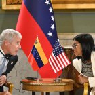 El secretario de Energía Chris Wright y la presidenta del régimen interino Delcy Rodríguez, esta semana en el Palacio de Miraflores, en Caracas.