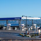 Una estación de servicio de Chevron cuenta con surtidores de combustible para el público, mientras un camión cisterna comercial de transporte de combustible entrega un cargamento de gasolina en Saratoga Springs, Utah (Estados Unidos), el 4 de septiembre de 2026. Los precios minoristas del combustible en todo el país han alcanzado máximos históricos durante el fin de semana festivo del Día del Trabajo, con un precio medio nacional de la gasolina sin plomo normal de 4,15 dólares por galón, en un contexto de conflictos geopolíticos en el estrecho de Ormuz y de volatilidad en los mercados mundiales del crudo.
