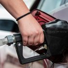 Un cliente utiliza la boquilla de un surtidor de combustible para llenar el tanque de un automóvil en una gasolinera en Santaquin, Utah, el 31 de agosto de 2026.