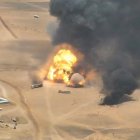 Esta imagen difundida por las fuerzas hutíes, respaldadas por Irán, el 7 de septiembre de 2026, muestra supuestamente un ataque con misiles balísticos contra camiones que transportaban material militar desde Arabia Saudí hasta el campamento militar de Al-Wadiah, en la provincia yemení de Hadhramaut. Los hutíes yemeníes, respaldados por Irán, y las fuerzas gubernamentales reconocidas internacionalmente y respaldadas por Arabia Saudí llevan días enfrentándose por el control de Bab al-Mandab, en el mar Rojo, lo que supone el recrudecimiento más sangriento del conflicto en Yemen desde que se rompiera en julio el alto el fuego de 2022.