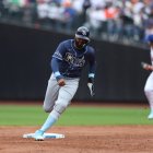 Junior Caminero (13), de los Tampa Bay Rays, avanza a tercera base durante la tercera entrada del partido de béisbol contra los New York Mets en el Citi Field de Corona, Nueva York, el 15 de junio de 2025.