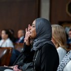 Ilhan Omar grita mientras el presidente Donald Trump pronuncia el discurso sobre el Estado de la Unión, el 24 de febrero de 2026.
