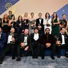 El reparto y el equipo de 'Widow's Bay', ganadora del premio a la mejor serie de comedia, posan en la sala de prensa durante la 78.ª edición de los Premios Primetime Emmy, celebrada en el Peacock Theatre de LA Live, en Los Ángeles, el 14 de septiembre de 2026.