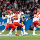 SP - SÃO PAULO - 09/05/2025 - NFL 2025, LOS ÁNGELES CHARGERS contra KANSAS CITY CHIEFS - KCC15 Patrick Mahomes, de los Kansas City Chiefs, durante un partido contra los Los Ángeles Chargers en el estadio Arena Corinthians, en São Paulo (Brasil), correspondiente a la primera jornada de la NFL 2025.