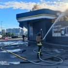 Un policía extinguiendo un incendio en una gasolinera dañada tras un ataque con drones rusos en Kiev