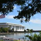 El exterior del John F. Kennedy Center for the Performing Arts se ve desde el Georgetown Waterfront en Washington, D. C.